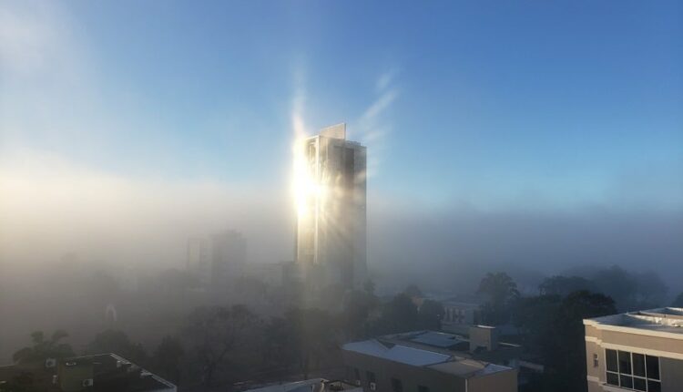 Combinação de neblina e reflexo do sol na área central de Foz do Iguaçu, na manhã desta segunda-feira (19), em belo registro captado pelo empresário Faisal Saleh.