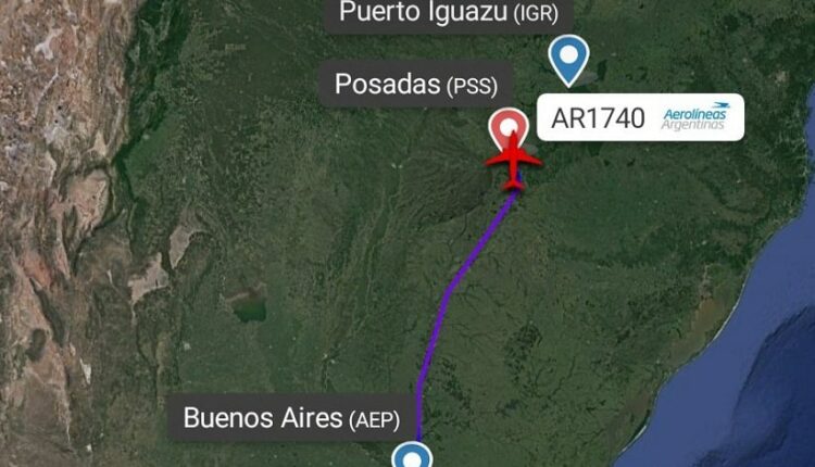 Trajetória da aeronave, conforme monitoramento da plataforma FlightRadar24 (ver tuite abaixo).