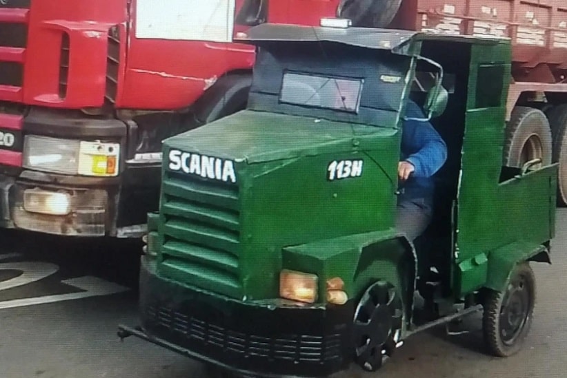 Paraguaio transforma motocarro em miniatura de Scania