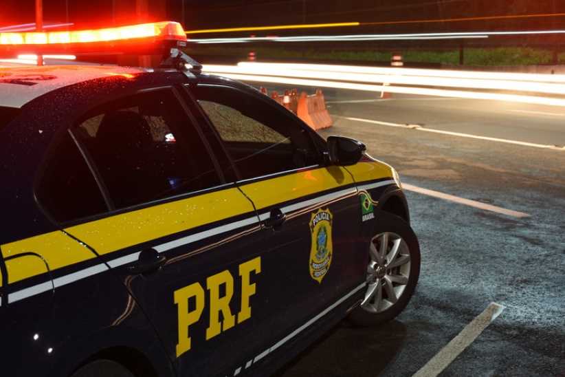 PRF prende homem com carro roubado e quase meia tonelada de maconha