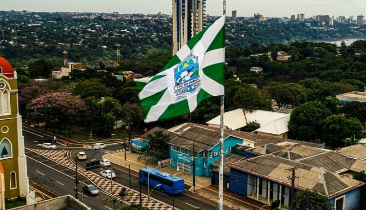 Bandeira da Terra das Cataratas, com as cores verde e branca e o brasão do município. Foto: Marcos Labanca/H2FOZ