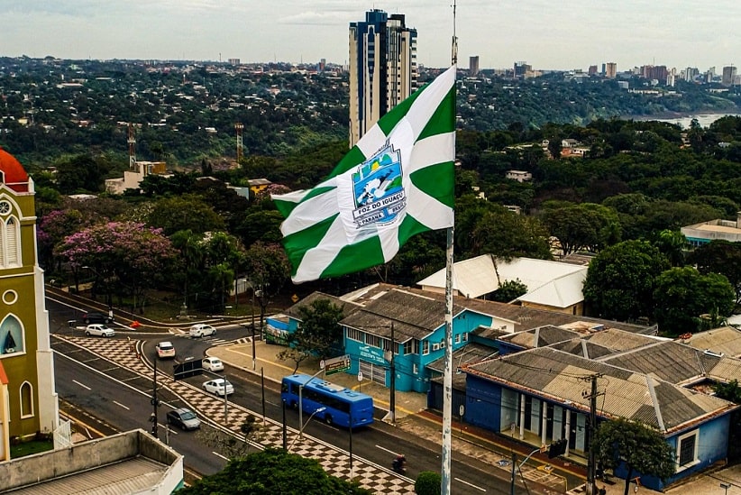 Bandeira de Foz do Iguaçu é destaque em mastro na Avenida Brasil