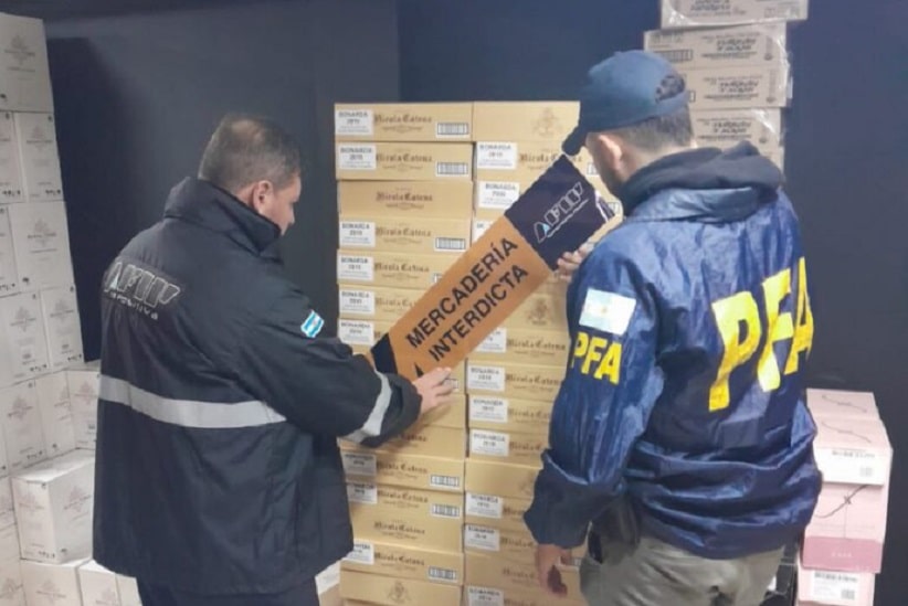 Lotes sem documentação respaldatória foram lacrados pelos fiscais. Foto: Gentileza/AFIP