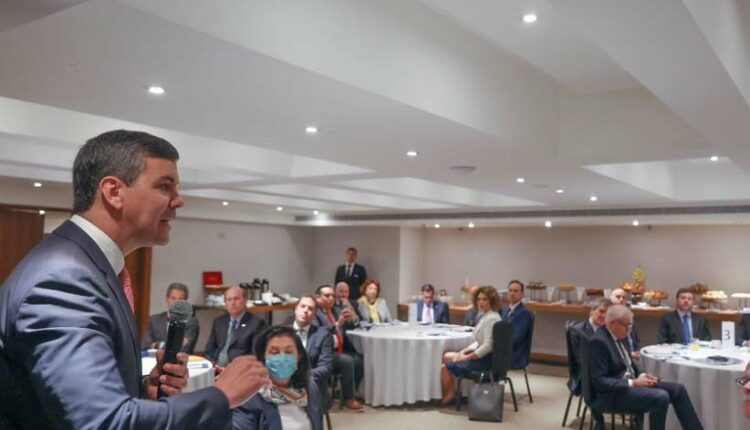 Fotografia publicada no perfil oficial de Santiago Peña no Twitter, mostrando uma das reuniões desta quarta-feira (26).
