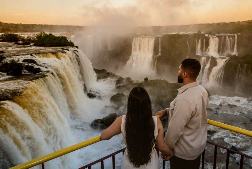 Amanhecer nas Cataratas do Iguaçu conquista moradores e turistas
