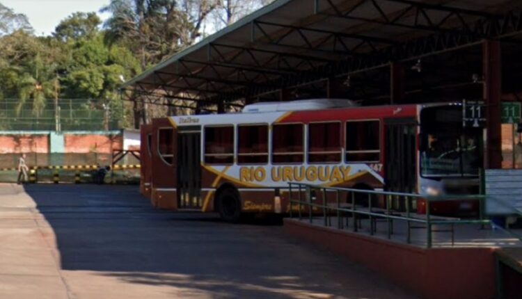 Ônibus da empresa Río Uruguay na rodoviária de Puerto Iguazú. Foto: Google Street View