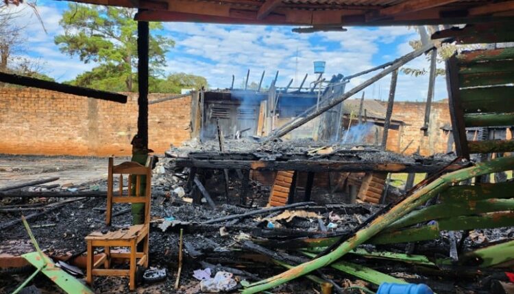 Foto publicada na página do lar de idosos na rede social Facebook mostra o estrago provocado pelo incêndio de sábado (15).