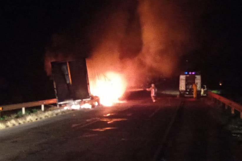 Caminhão de transportadora é incendiado em assalto no Paraguai