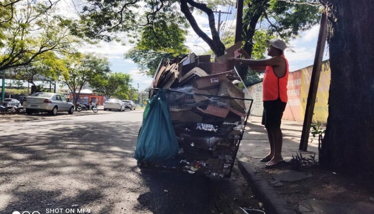 Materiais que iriam para o lixo, transformando-se em resíduos poluentes, mudam de destino por conta dos coletadores de recicláveis