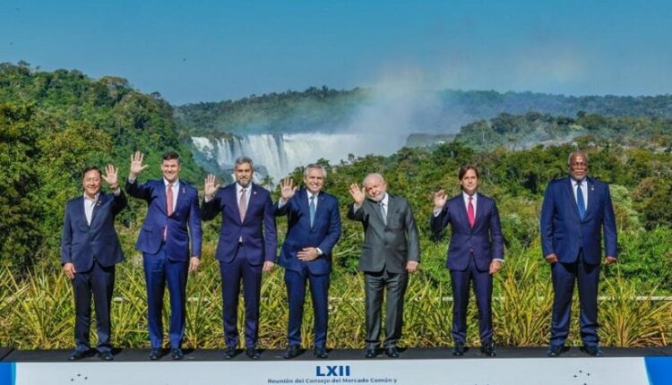 Foto oficial da Cúpula do Mercosul, com as Cataratas do Iguaçu como cenário de fundo. Crédito: Ricardo Stuckert/Presidência da República