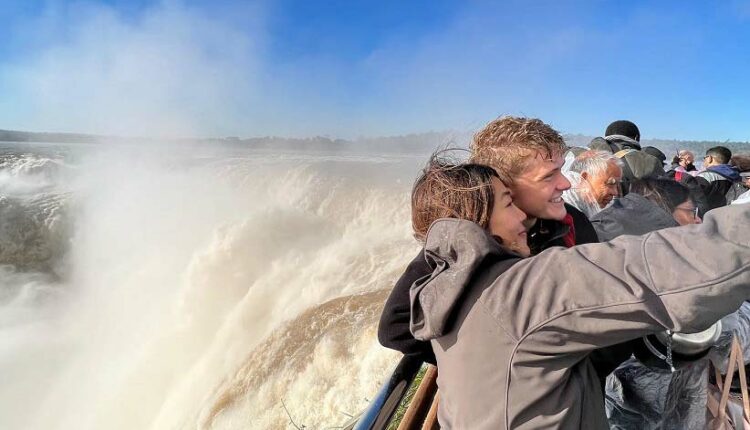 Turistas no mirante da Garganta do Diabo, lado argentino das Cataratas do Iguaçu. Foto: Gentileza/Parque Nacional Iguazú