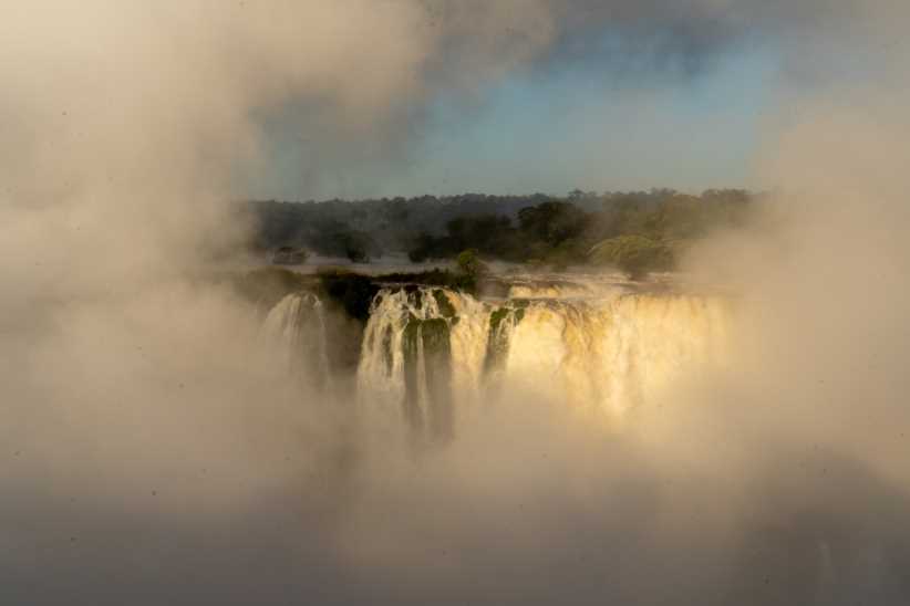 Cataratas do Iguaçu ao amanhecer ressignifica passeio no parque