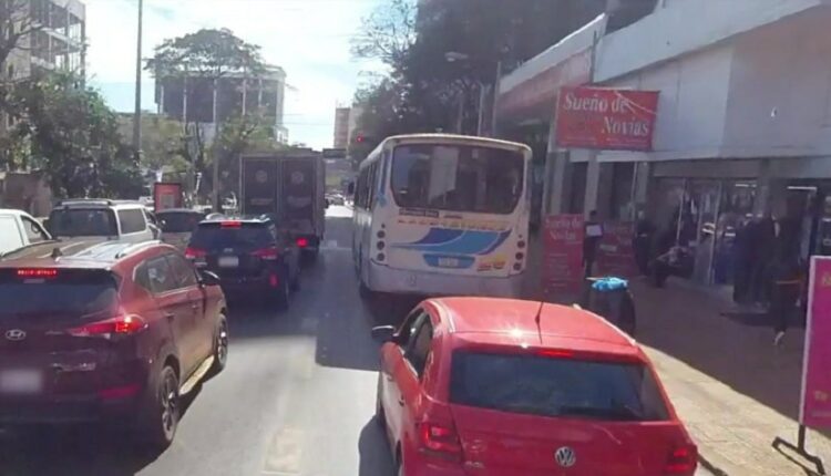 Ônibus urbano na Avenida Pioneros del Este, área central de Ciudad del Este. Imagem: Imago Interativa/Google Street View