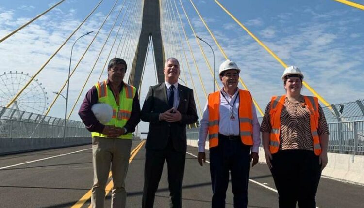 Marc Ostfield (de terno) na Ponte da Integração Brasil-Paraguai, entre Presidente Franco e Foz do Iguaçu. Foto: Gentileza/Embaixada dos EUA no Paraguai