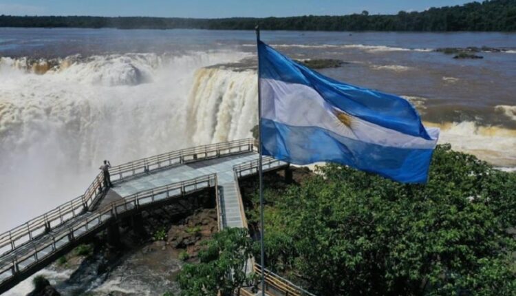 Mirante à beira do paredão da Garganta do Diabo, lado argentino das Cataratas do Iguaçu. Imagem: Gentileza/Iguazú Argentina