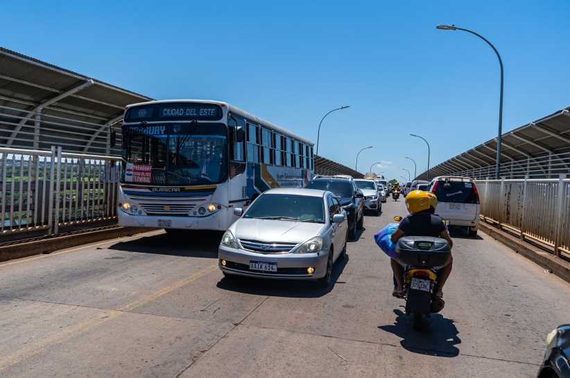 Veículo com droga em fundo falso é retido na Ponte da Amizade