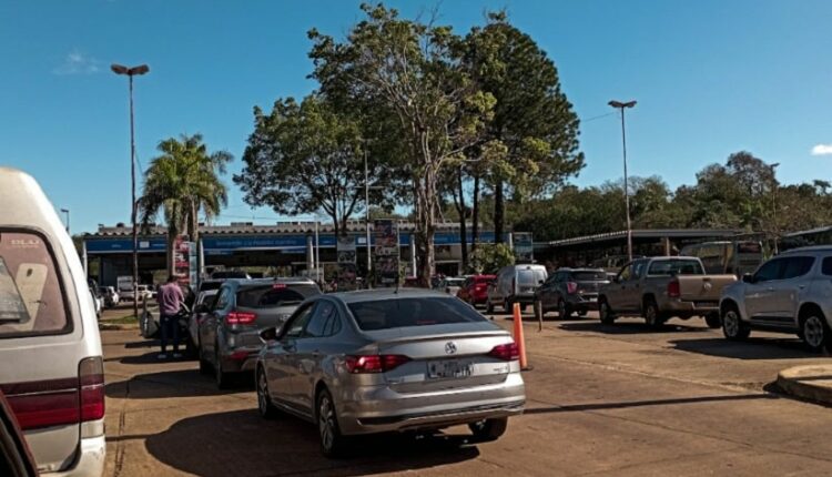 Fila na aduana argentina em Puerto Iguazú. Foto: Marcos Labanca/H2FOZ