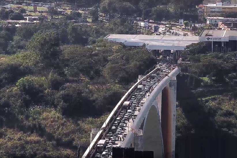 Motoristas reclamam de fila para entrar no Paraguai nesta quarta (16)