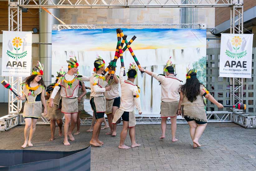 Alunos da APAE apresentam Lenda das Cataratas aos visitantes de Itaipu