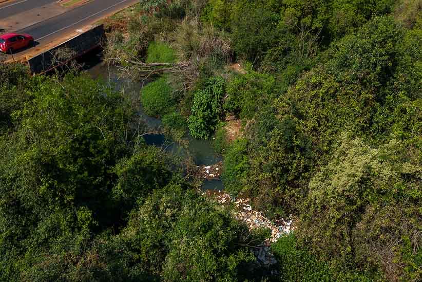 Em Foz do Iguaçu, Rio Almada agoniza com lixo e entulhos