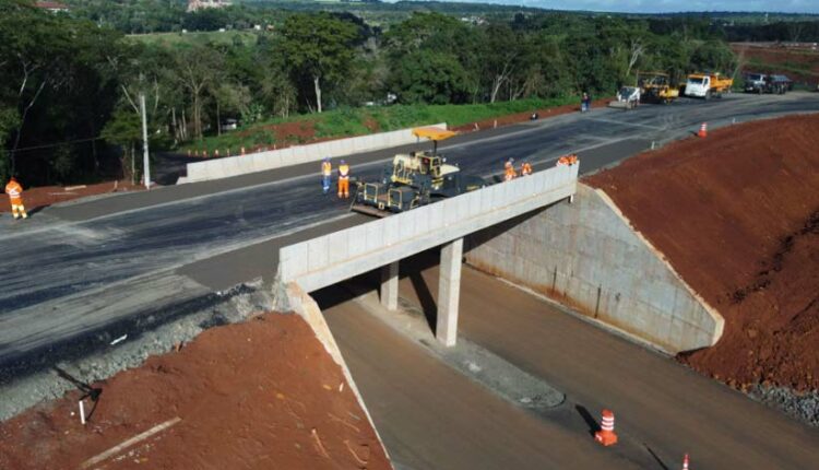 Obras do viaduto da Perimetral Leste com a Avenida General Meira, próximo à Ponte da Integração. Foto: Gentileza/DER-PR