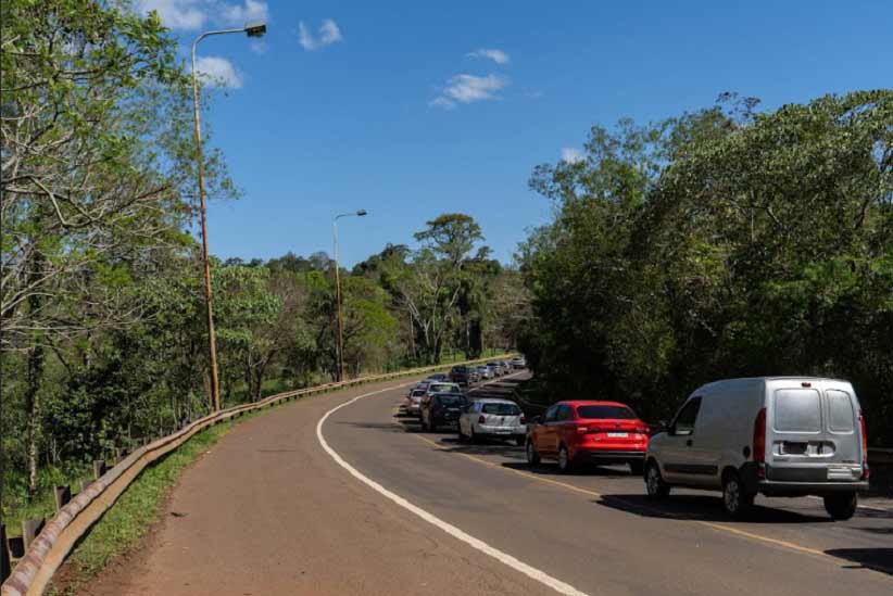 Fila de veículos na Rodovia Nacional 12, em Puerto Iguazú, próximo à aduana argentina da Ponte Tancredo Neves. Foto: Marcos Labanca/H2FOZ