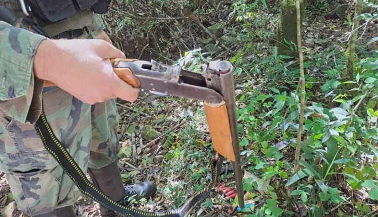 Arma apreendida com o caçador detido no sábado (26). Foto: Gentileza/Ministério da Ecologia de Misiones