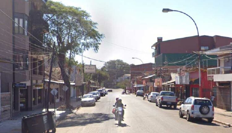 Rua Perito Moreno, área central de Puerto Iguazú, em imagem de arquivo do serviço Google Street View