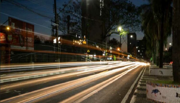 Trânsito noturno na Avenida Jorge Schimmelpfeng, em frente à Praça do Mitre. Foto: Marcos Labanca/H2FOZ