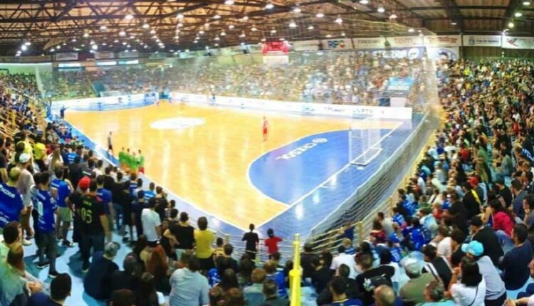 Arquibancadas lotadas no "Caldeirão Azul" do Ginásio Costa Cavalcanti. Foto: Nilton Rolin/Foz Cataratas Futsal