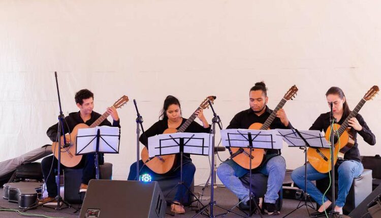 Apresentação musical durante a edição de 2022 do festival. Foto: Gentileza/Assessoria Unila