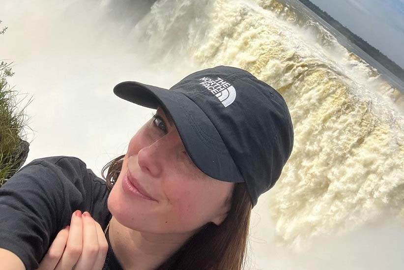 Atriz de “Piratas do Caribe” e “Maze Runner” visita as Cataratas do Iguaçu