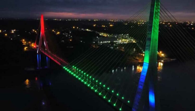 Ponte vista do lado brasileiro, com estruturas portuárias em Presidente Franco ao fundo. Foto: Gentileza/DER-PR