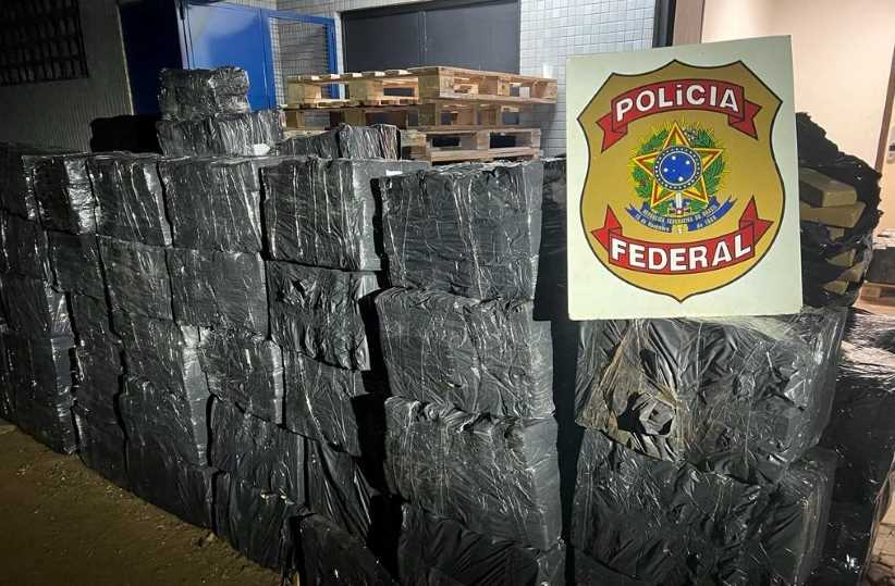 Caminhoneiro é preso com 2 toneladas de maconha na BR-277