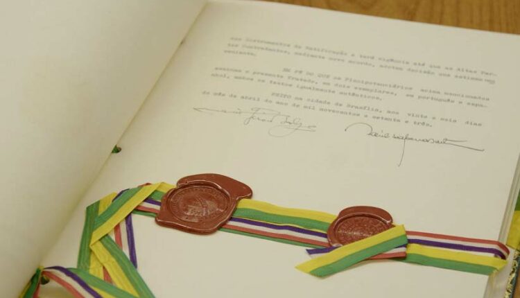 Exemplar original do Tratado de Itaipu, de 1973. Imagem: Vídeo UP/Itaipu Binacional