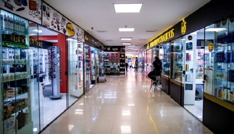 Interior de galeria comercial na área central de Ciudad del Este. Imagem: Marcos Labanca/H2FOZ