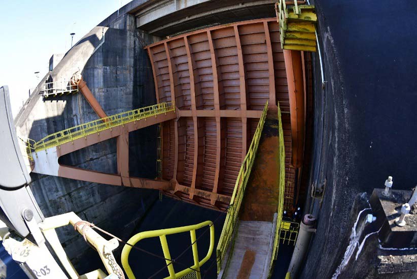 Técnicos de Itaipu fazem manutenção nas comportas do vertedouro