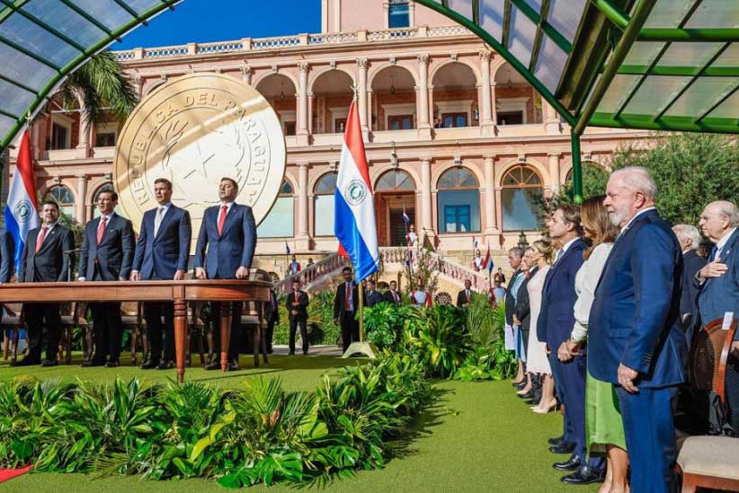 No Paraguai, Lula participa de posse e visita Fernando Lugo