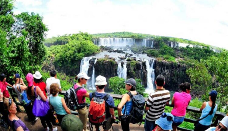Turistas de todas as partes do globo visitam, diariamente, os atrativos de Foz do Iguaçu. Foto: Marcos Labanca/H2FOZ