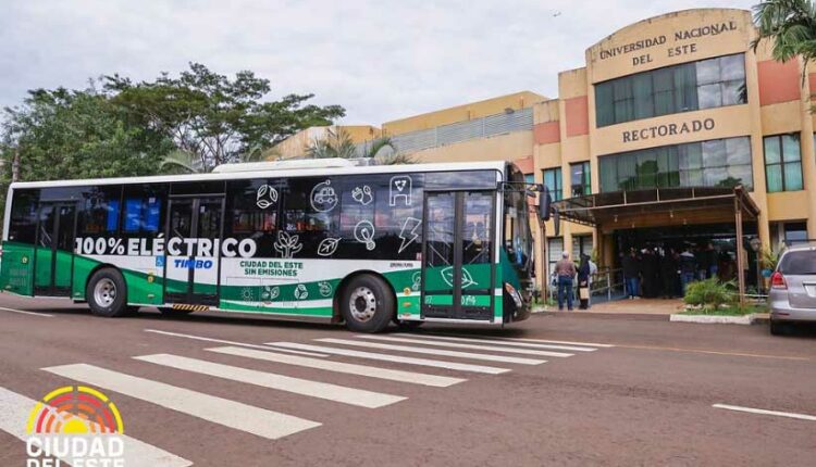Adquirida com recursos públicos, frota é composta por 18 ônibus como o da foto e duas unidades de menor porte. Foto: Gentileza/Prefeitura de Ciudad del Este