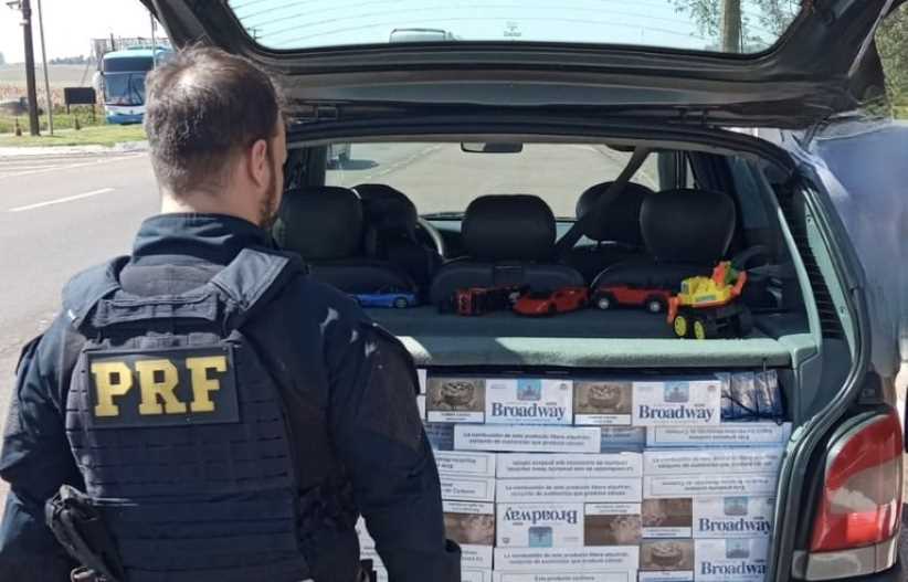 Pais levam criança junto a 4 mil maços de cigarro na BR-277