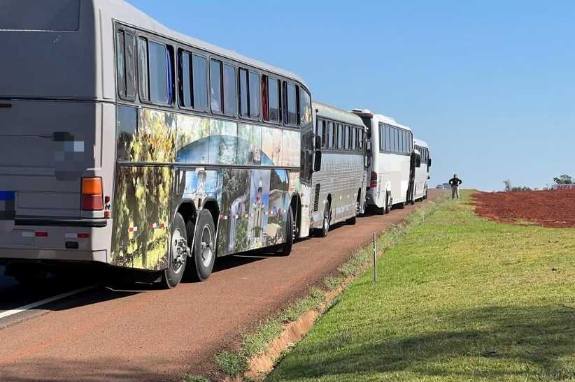 Operação retém quatro ônibus e R$ 800 mil em mercadorias na BR-277