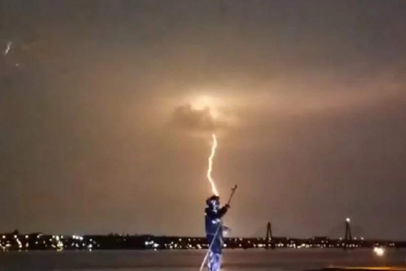Vídeo mostra impressionante queda de raio no Rio Paraná na fronteira