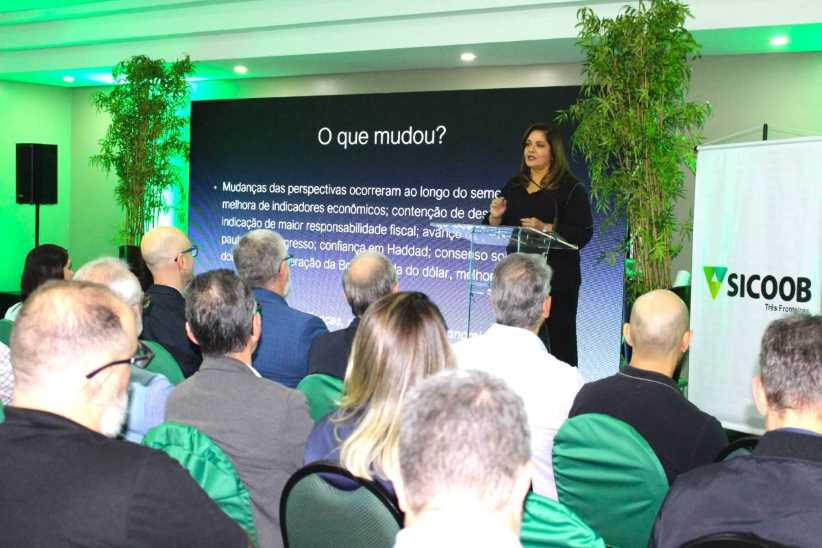 Denise de Toledo analisa conjuntura econômica entre cooperados do Sicoob em Foz do Iguaçu
