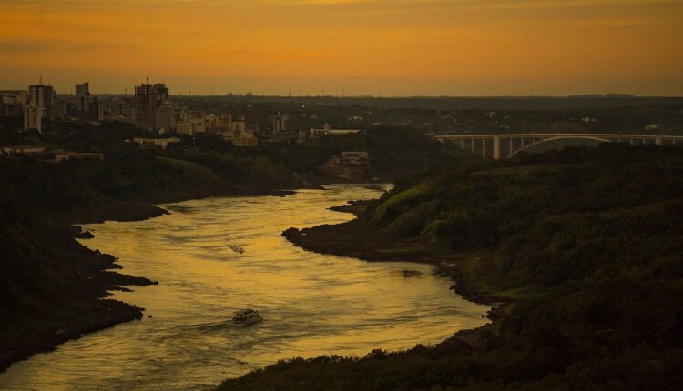 Fim de tarde no Rio Paraná, com a Ponte da Amizade e os prédios de Ciudad del Este ao fundo. Foto: Marcos Labanca/H2FOZ
