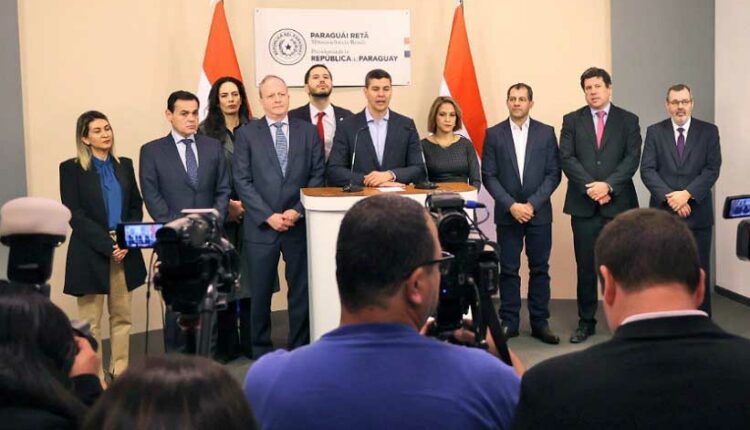 Santiago Peña e equipe econômica durante o anúncio das medidas em Assunção. Foto: Gentileza/Presidência do Paraguai