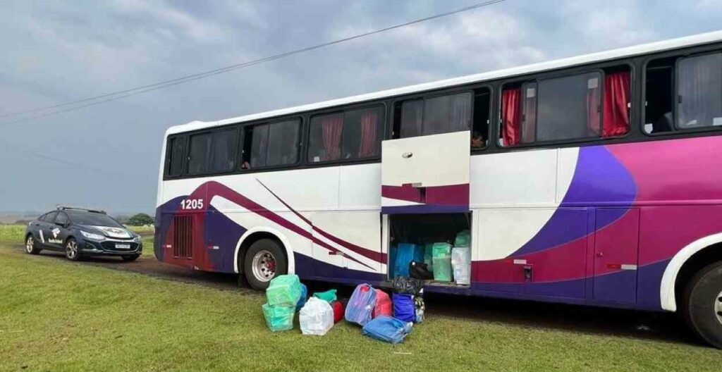 Operação apreende dois ônibus com US$ 150 mil em mercadorias