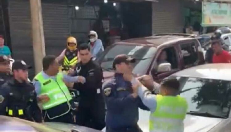 Flagrante do momento em que os policiais trocam socos e empurrões, em vídeo amplamente compartilhado nos grupos de WhatsApp. Imagem: Reprodução/Autoria indeterminada