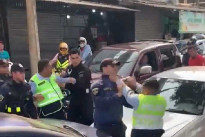 Vídeos mostram briga de rua entre policiais no lado paraguaio