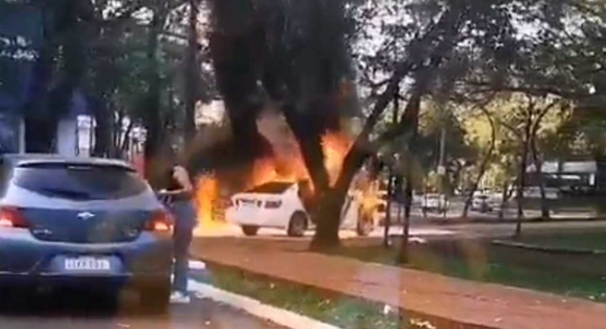 Motorista escapa de carro em chamas no lado paraguaio da fronteira
